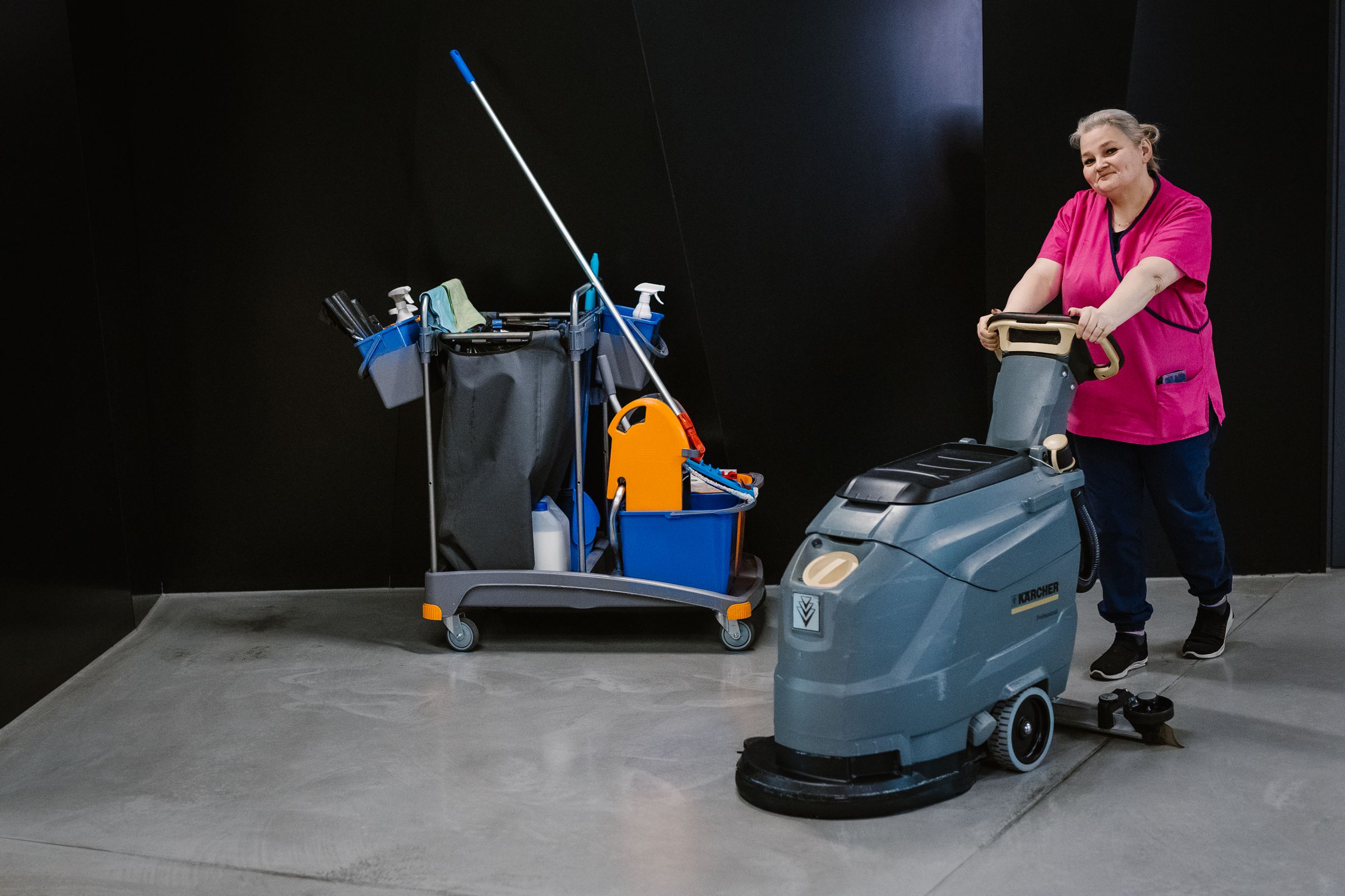 Pani sprzątająca biura w Krakowie