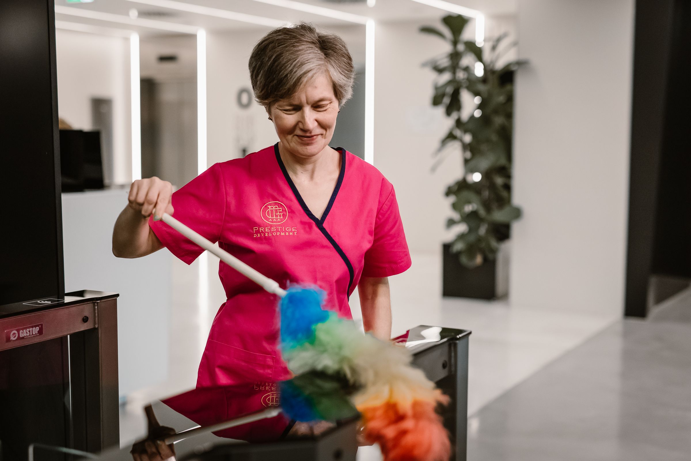 Pani sprzątająca biurowiec MG Cleaning w Krakowie