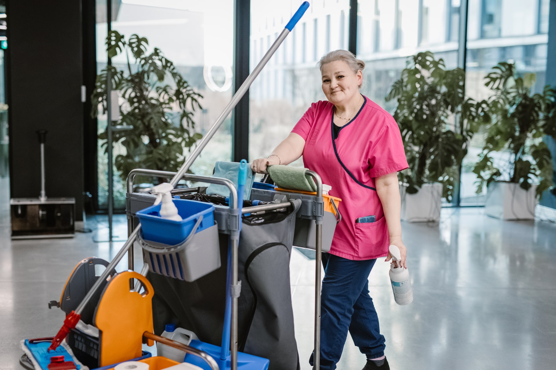 Pani sprzątająca halę magazynową w Krakowie